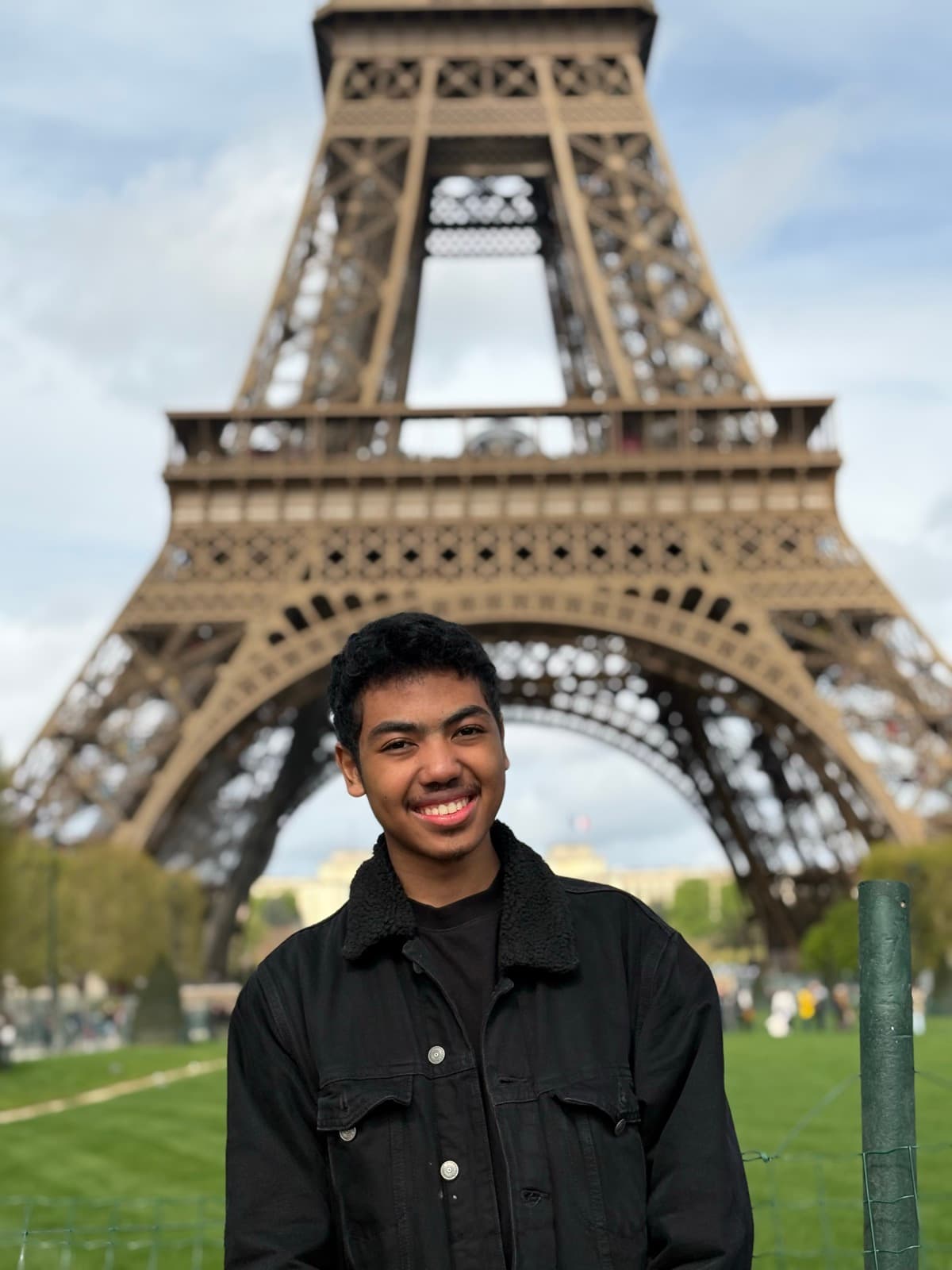 Mikaia Razafintsalama standing in front of the Eiffel Tower